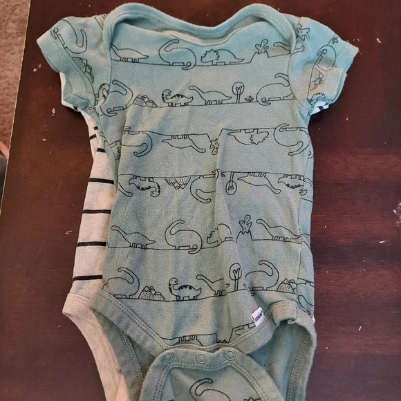 Gerber Organic 3-Pack Baby Boys Dino Short Sleeve Onesies Bodysuits Size 3-9M - Picture 5 of 10